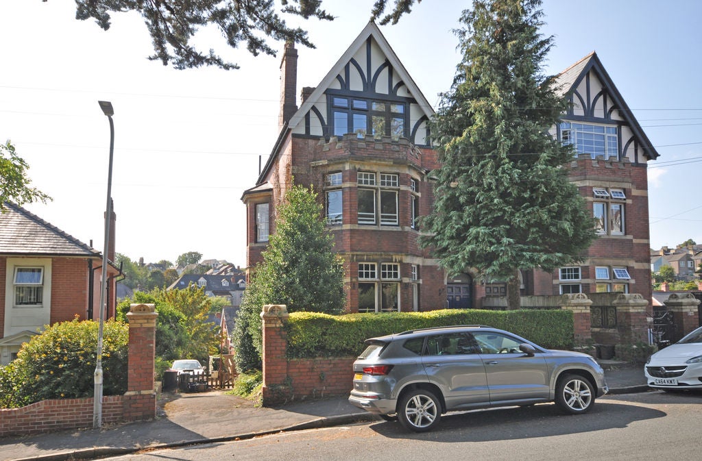 Flat Oakfield Road in Newport