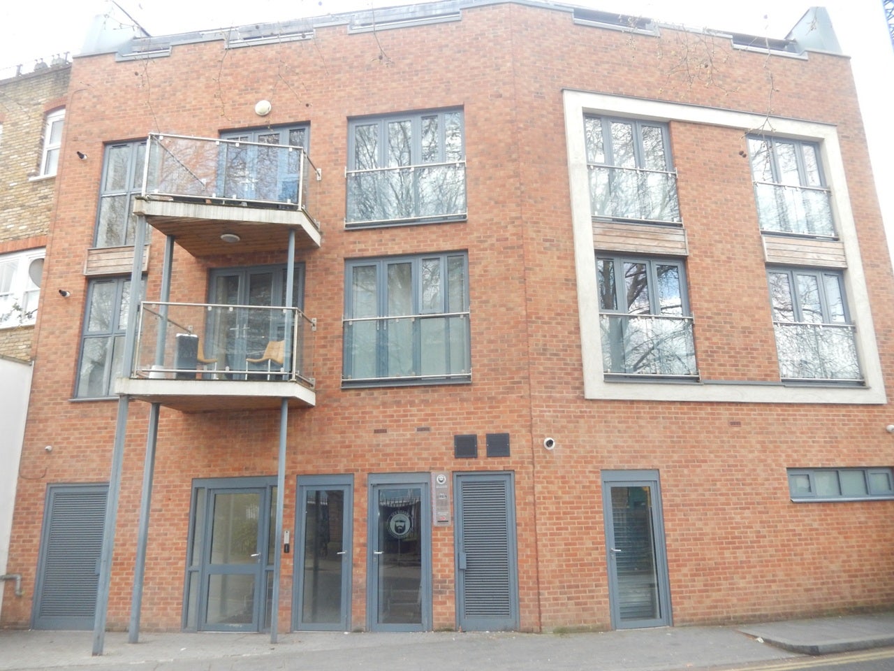 Flat Brookhill Road in Greater London