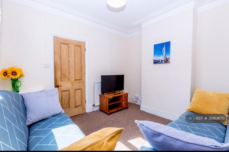 Room Bramble Road in Portsmouth