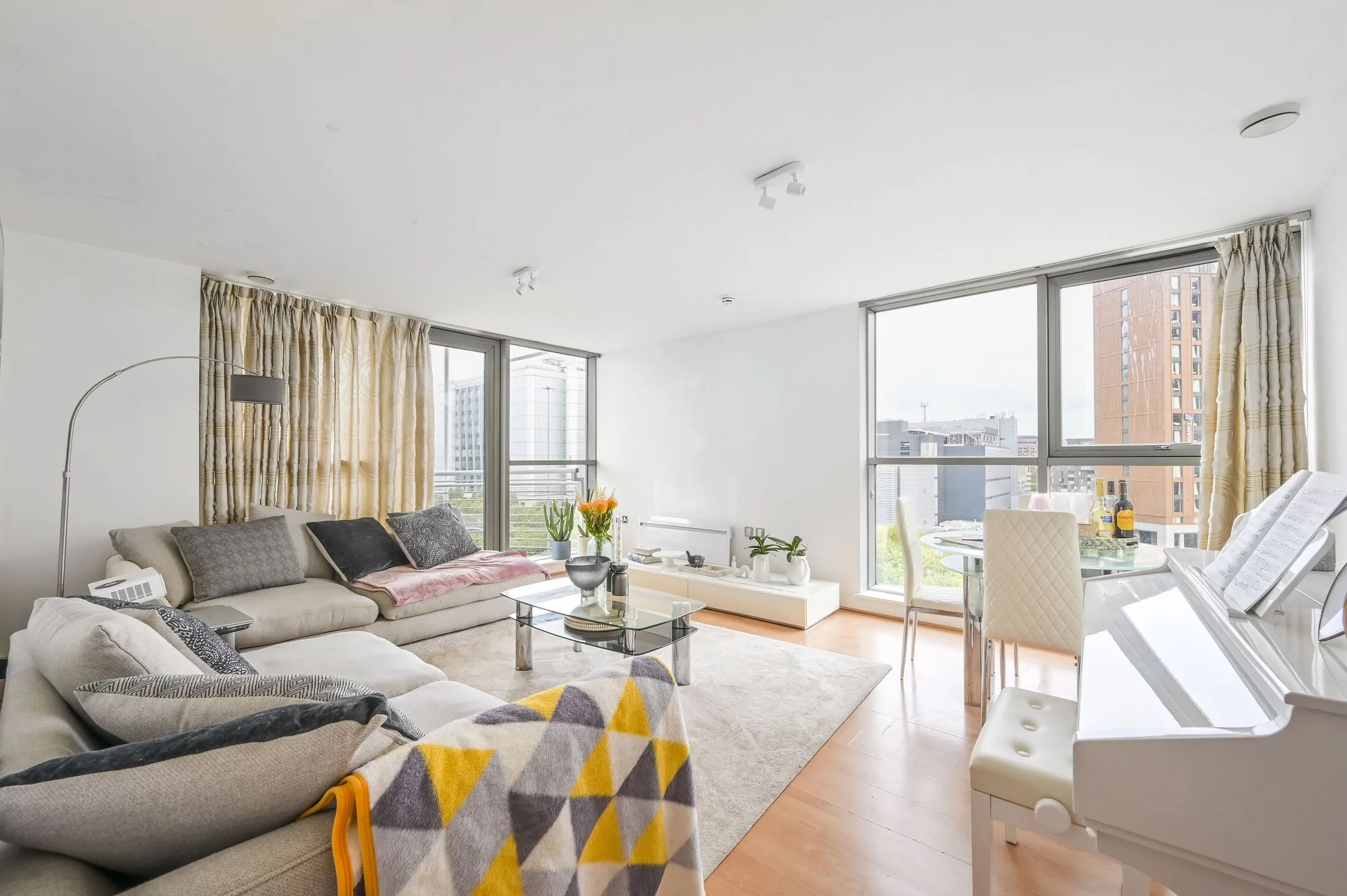 Flat Blackwall Way in Greater London