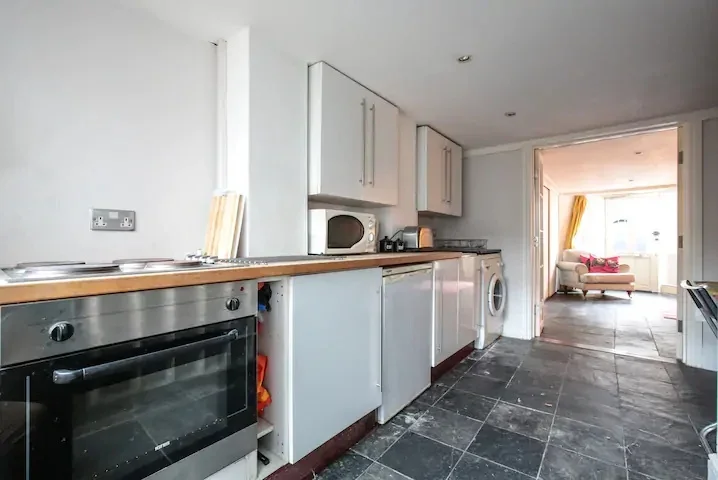 Flat Alconbury Road in Greater London