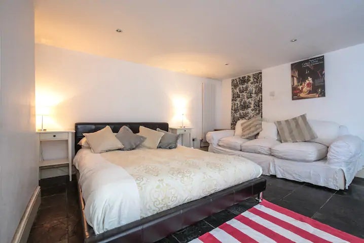 Flat Alconbury Road in Greater London