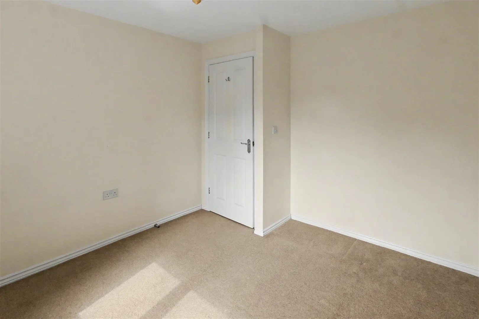 Flat Wharton Crescent in Nottingham