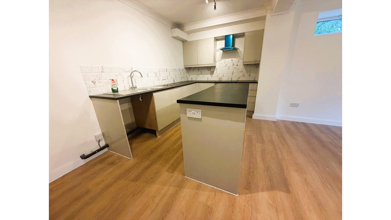 Flat Peterborough Road in Greater London