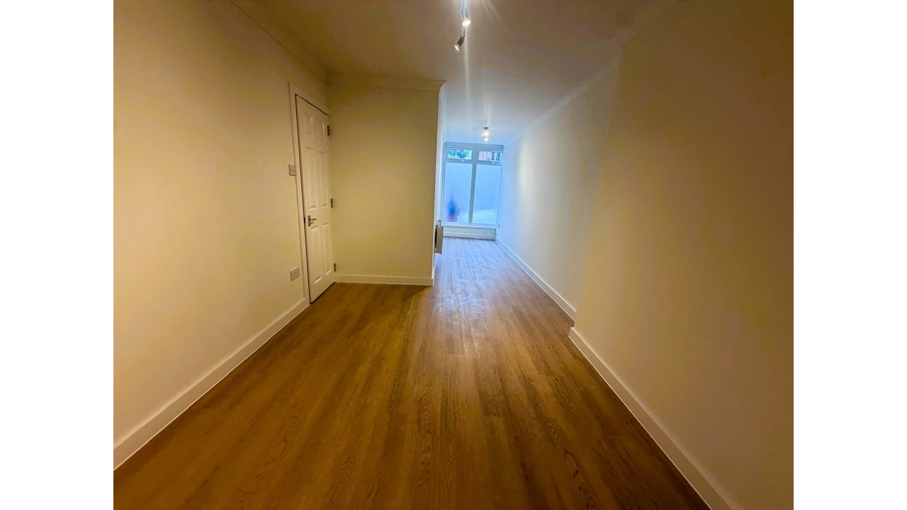 Flat Peterborough Road in Greater London