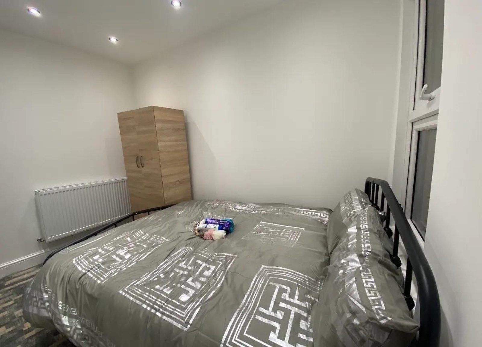 Room Dorset Road in Greater London
