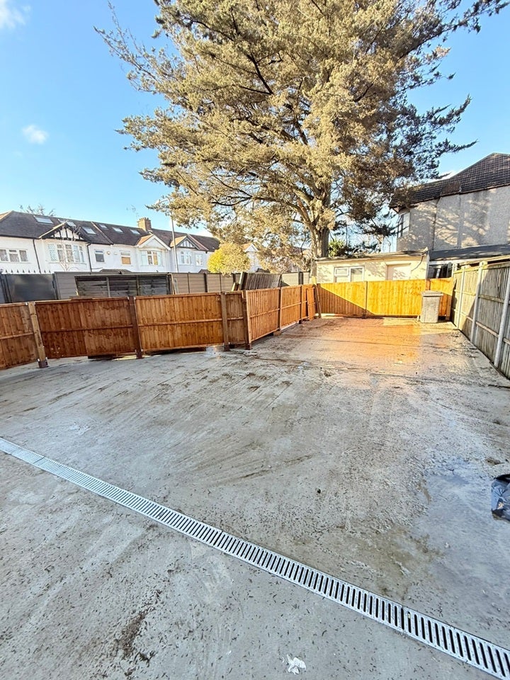 Flat Redbridge Lane East in Greater London