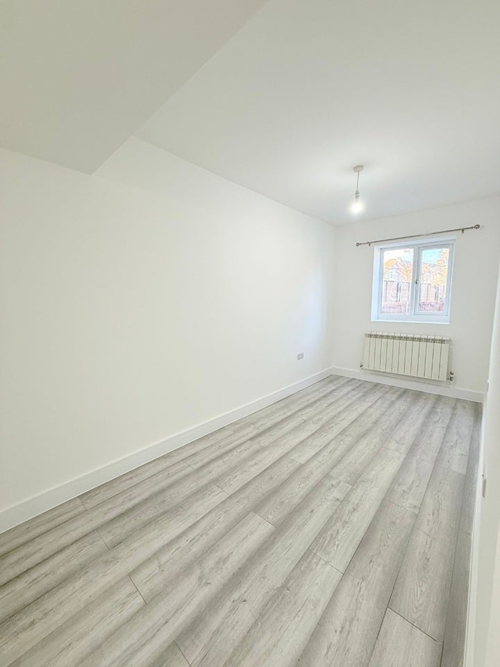 Flat Redbridge Lane East in Greater London