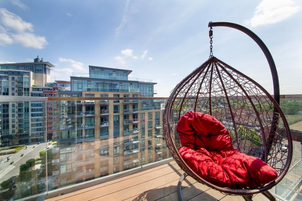 Flat Juniper Drive in Greater London