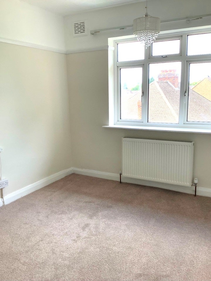 Flat Imperial Drive in Greater London