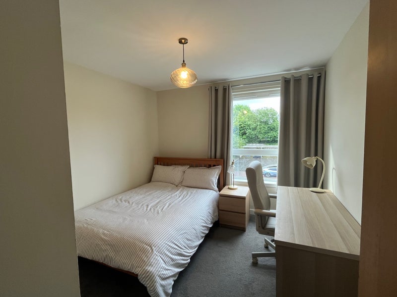 Room Firpark Court in Glasgow