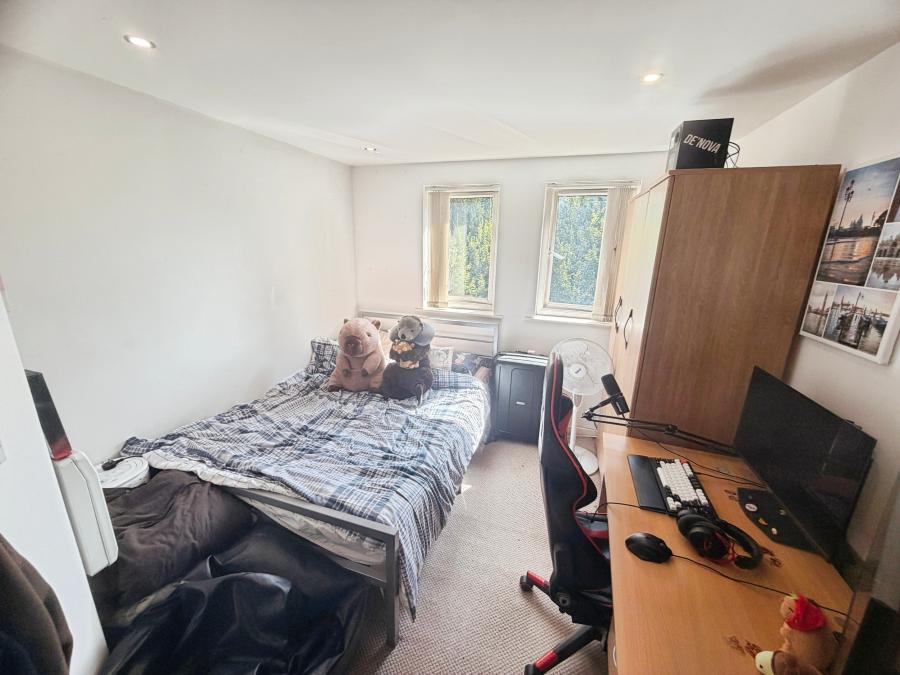 Flat Elmira Way in Salford