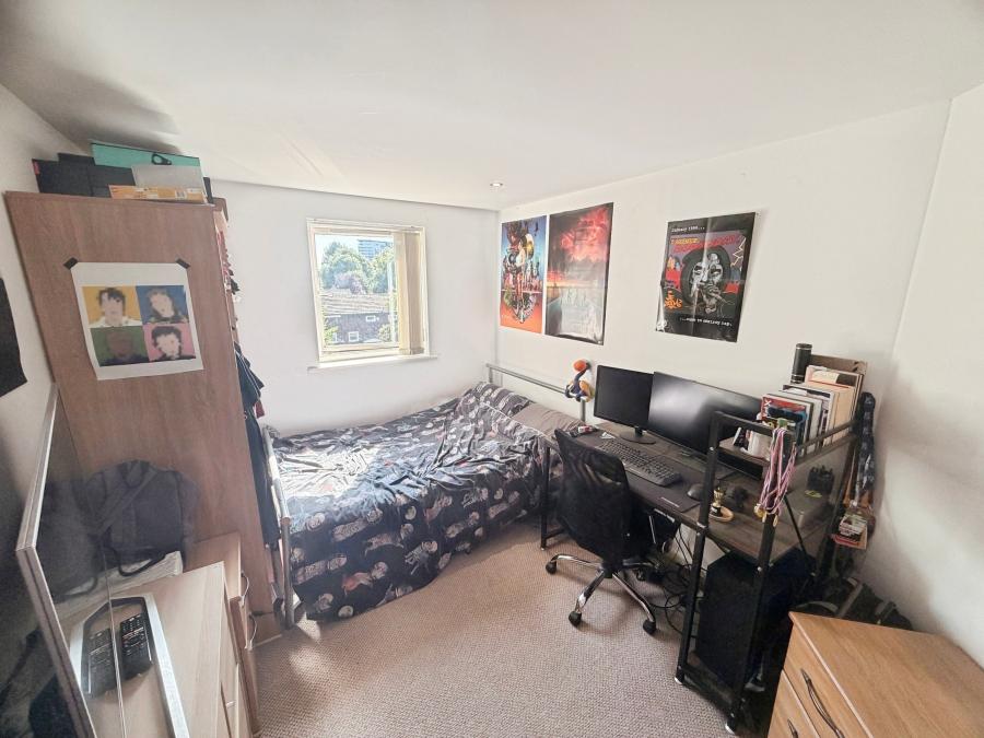 Flat Elmira Way in Salford