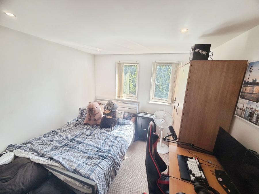 Flat Elmira Way in Salford