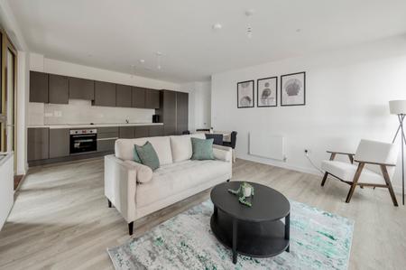 Flat Ilderton Road in Greater London