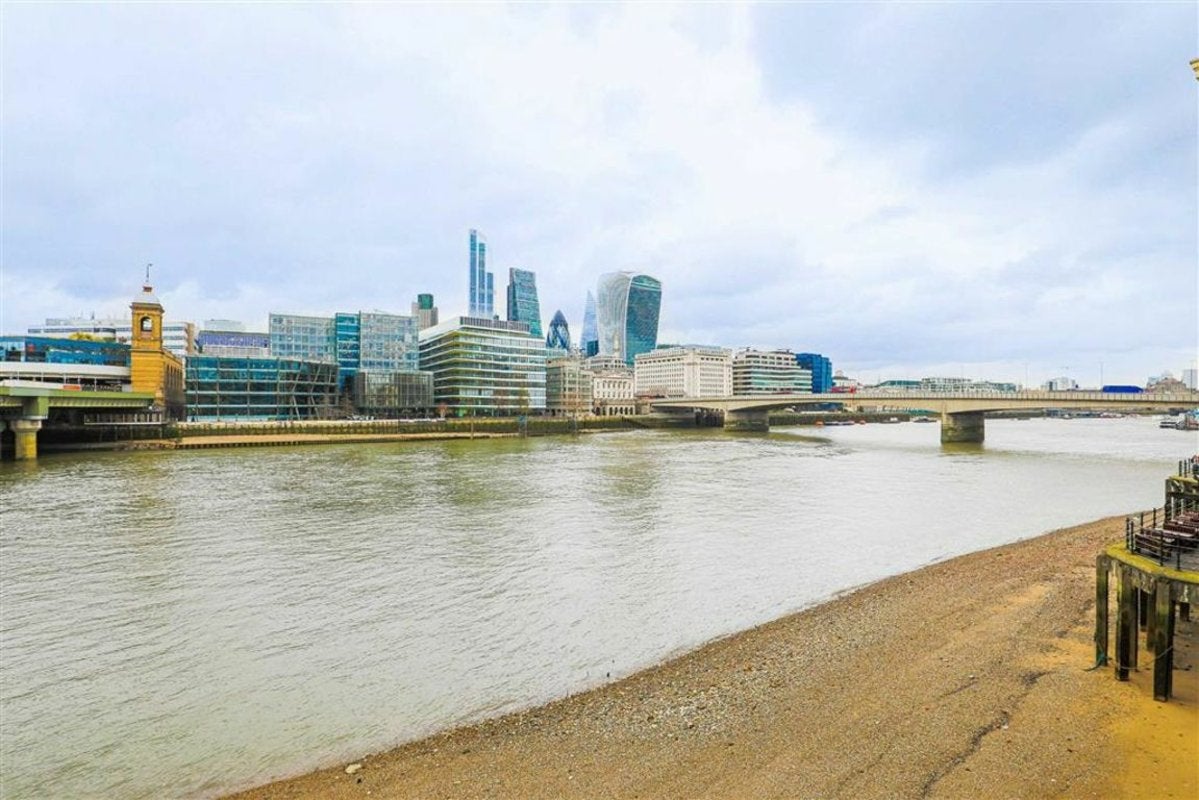 Flat Clink Street in Greater London