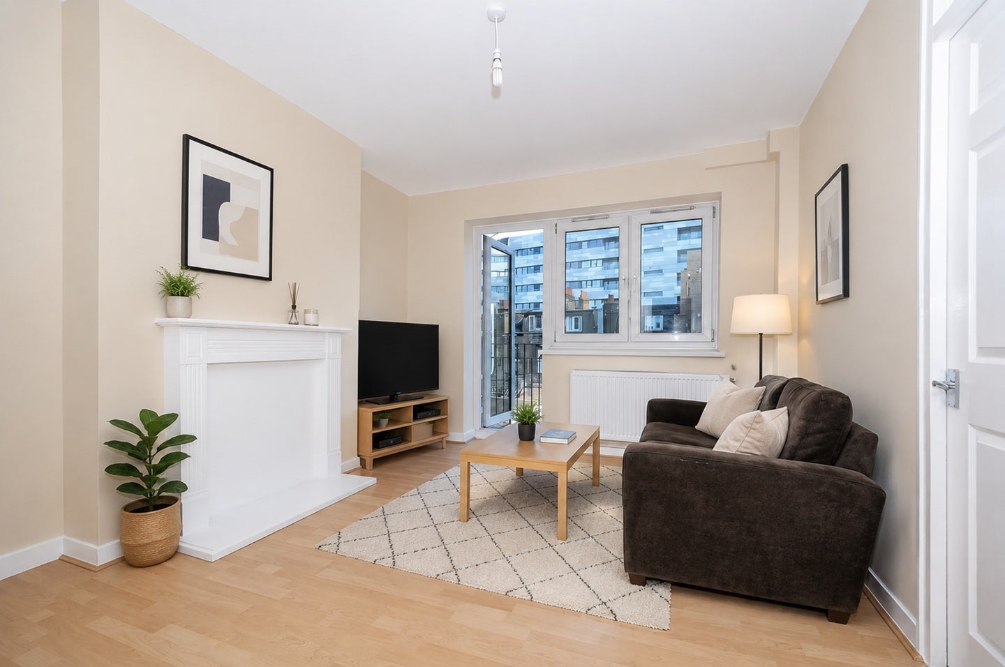 Flat Blackwall Lane in Greater London