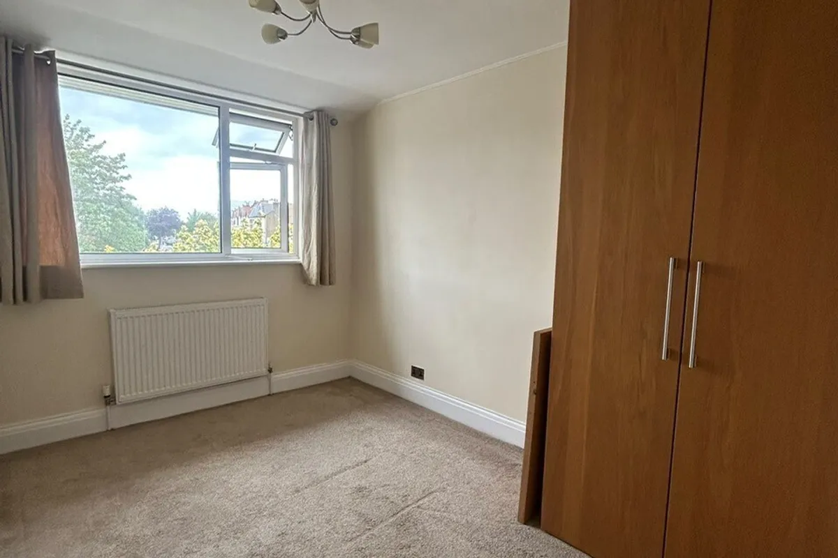 Flat Woodhouse Road in Greater London