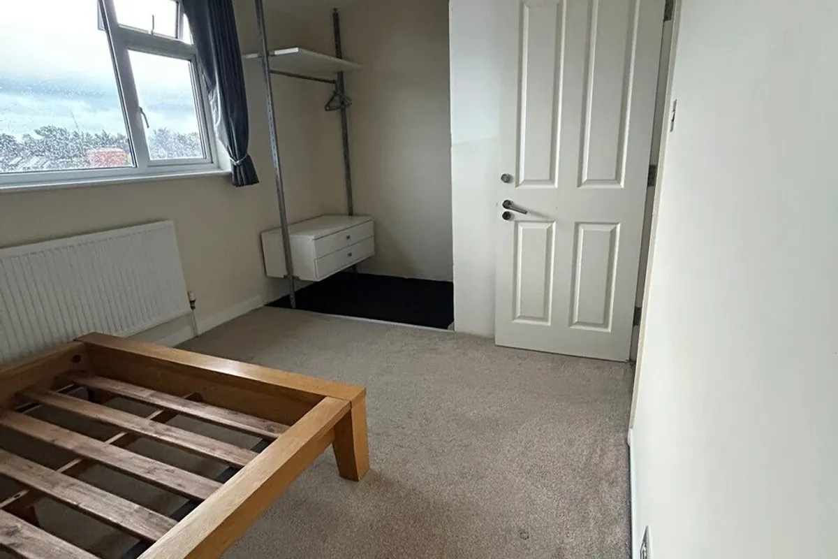 Flat Woodhouse Road in Greater London