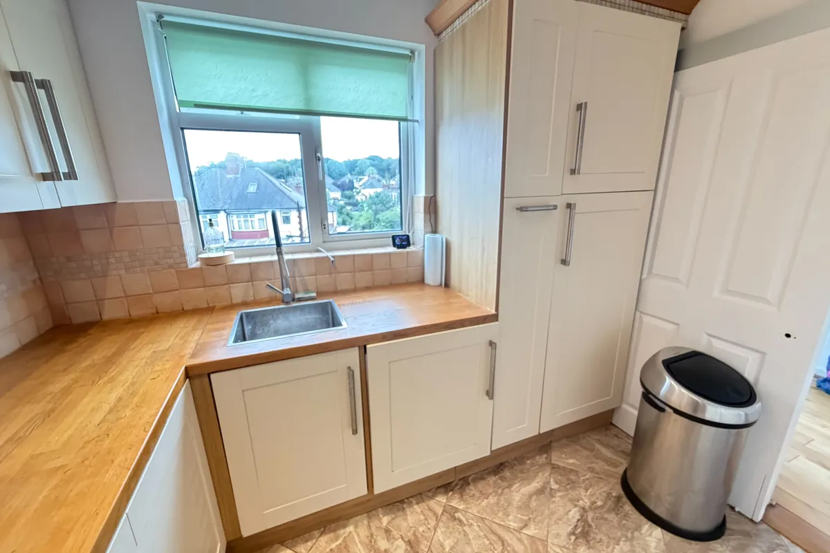 Flat Woodhouse Road in Greater London