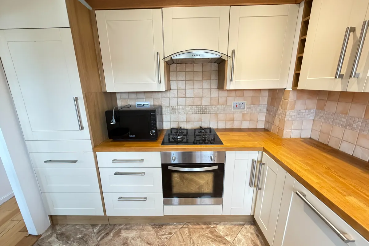 Flat Woodhouse Road in Greater London