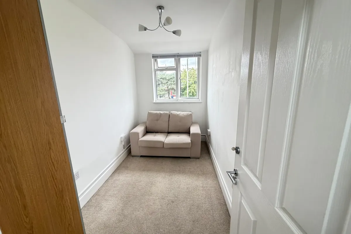 Flat Woodhouse Road in Greater London