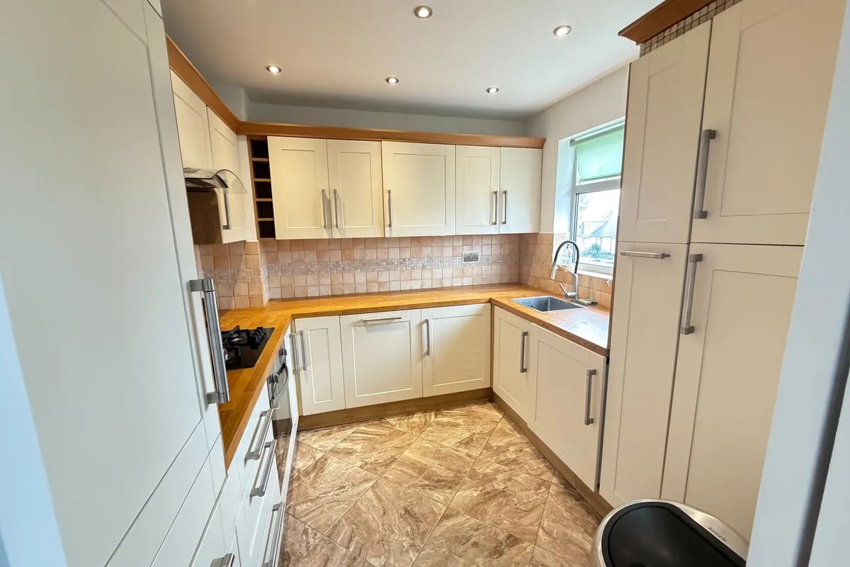 Flat Woodhouse Road in Greater London