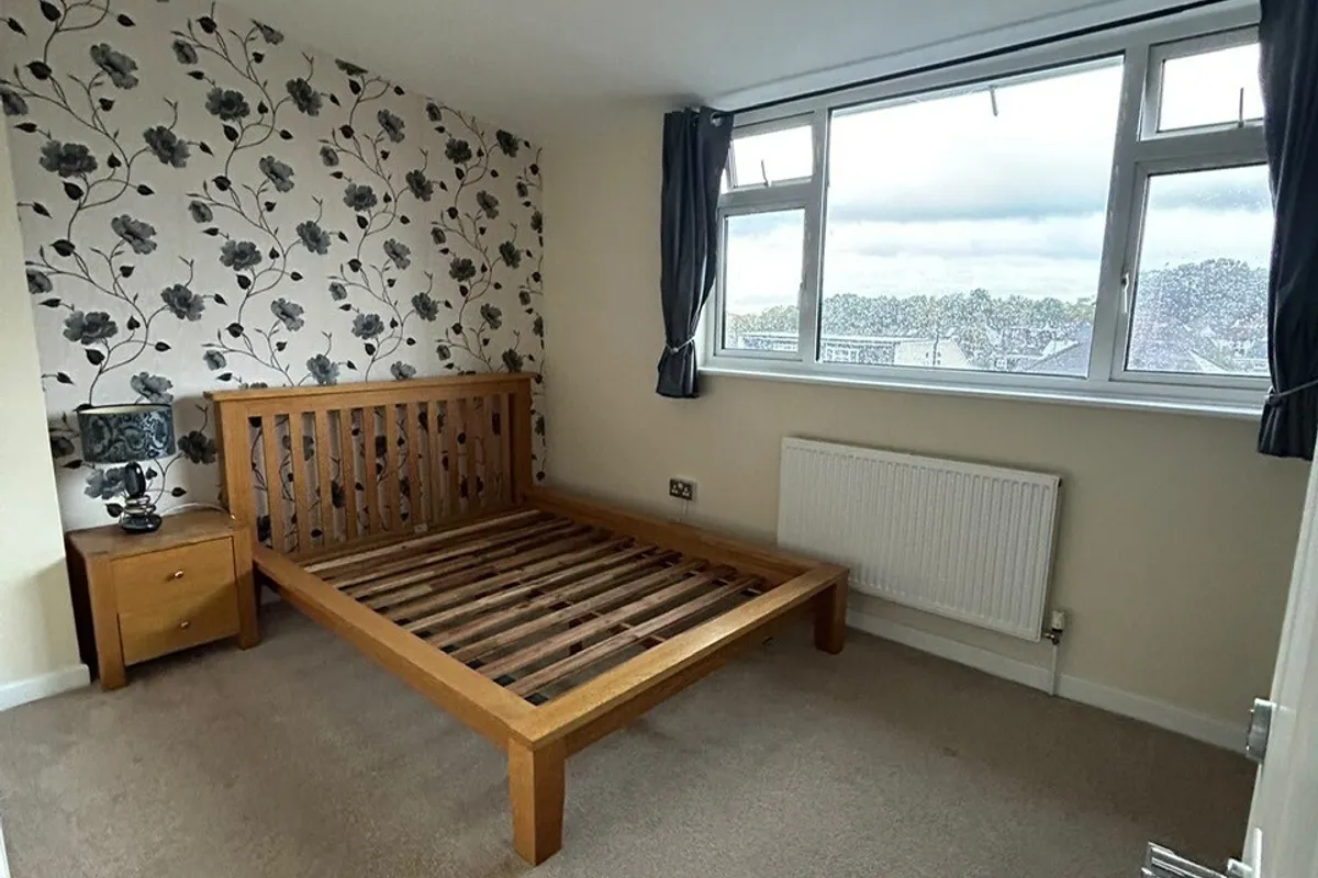 Flat Woodhouse Road in Greater London