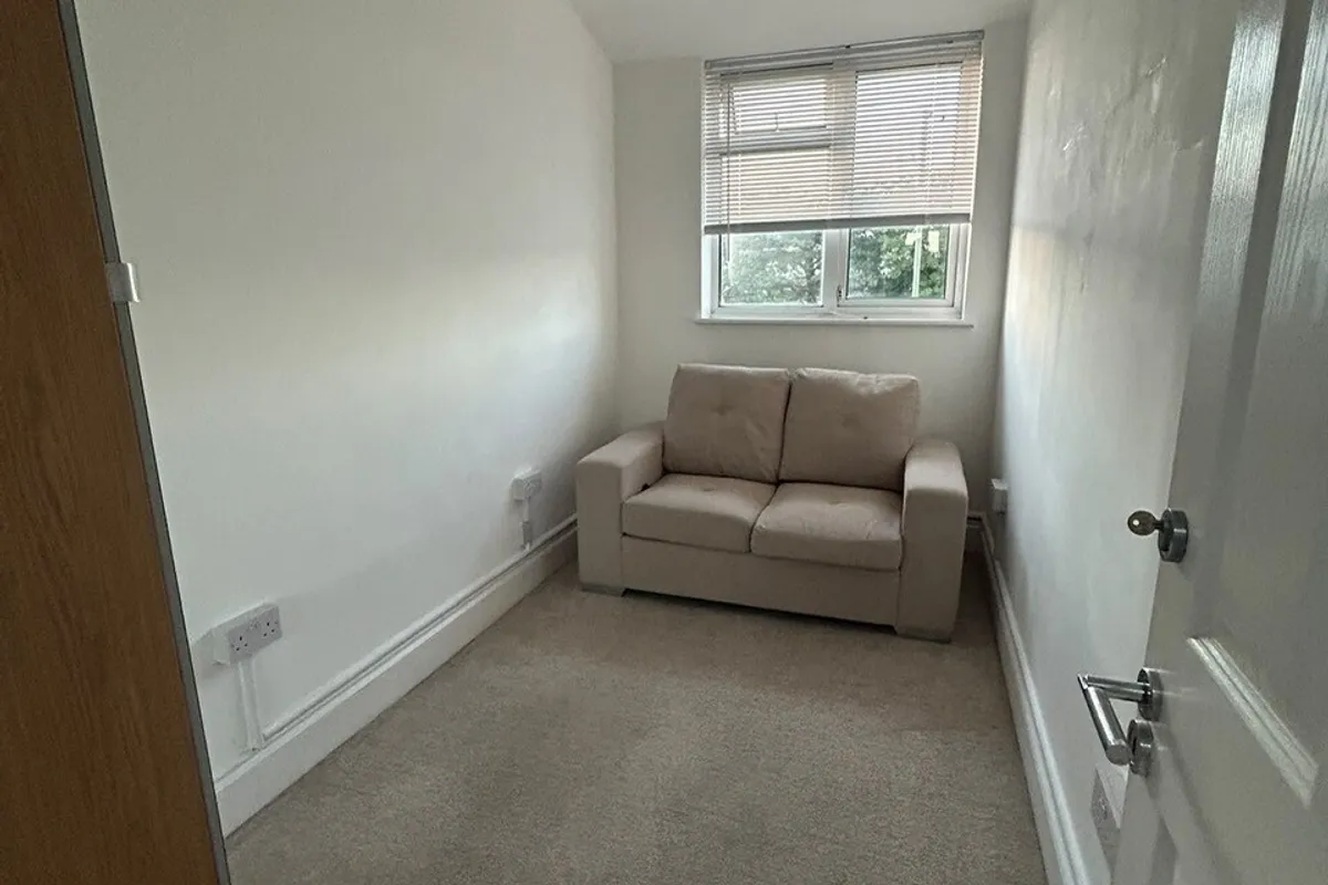Flat Woodhouse Road in Greater London