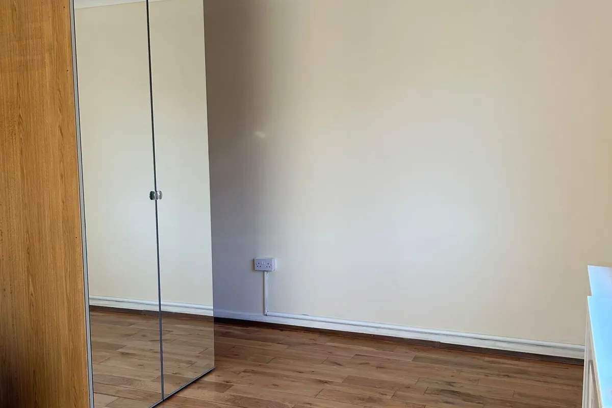 Flat Woodhouse Road in Greater London