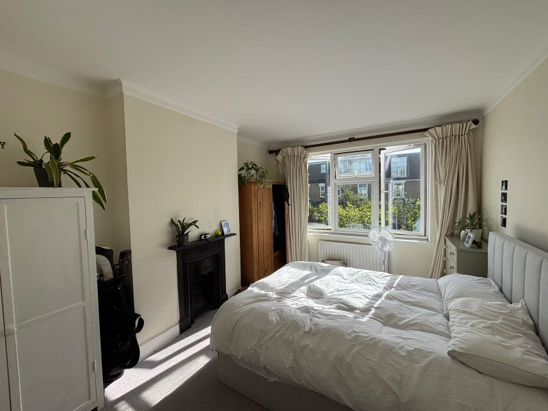 Room Waldron Road in Greater London