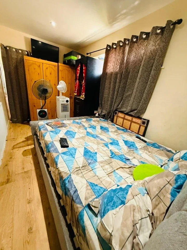 Flat Seaton Road in Greater London