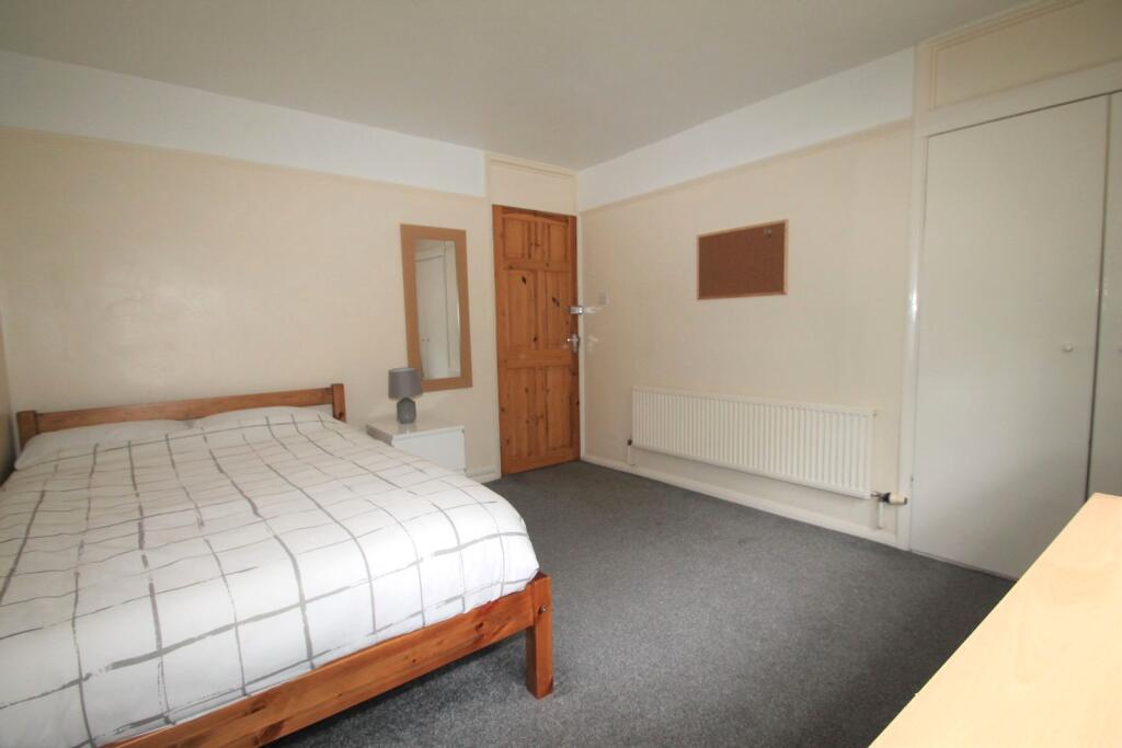 Room Hawe Close in Canterbury
