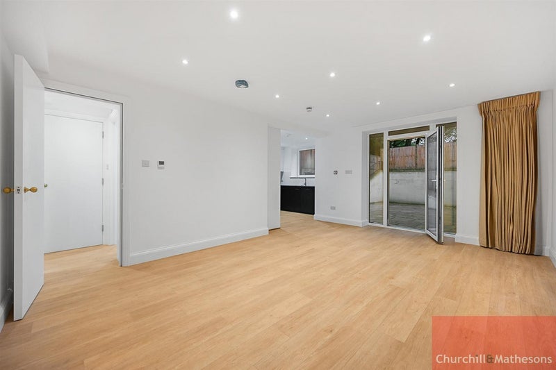 Room Cumberland Park in Greater London
