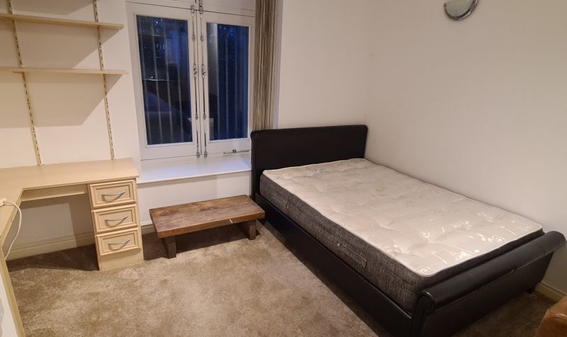 Flat Wilton Place in Salford