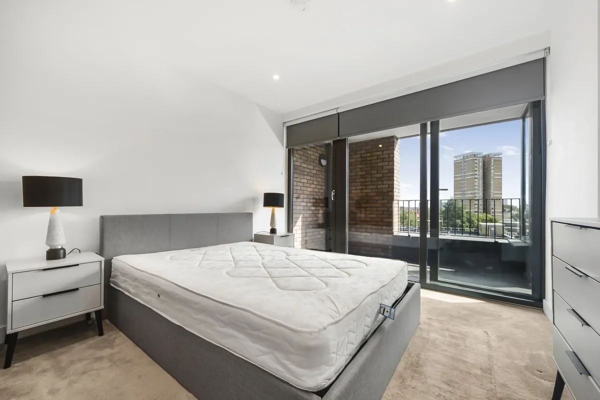 Flat Cremer Street in Greater London