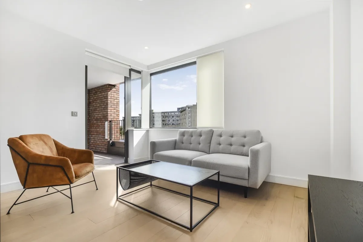 Flat Cremer Street in Greater London