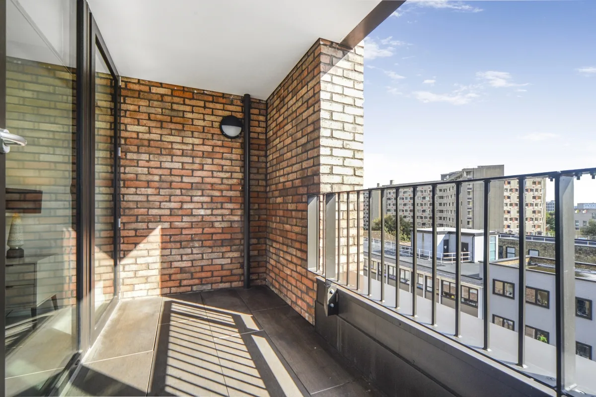 Flat Cremer Street in Greater London