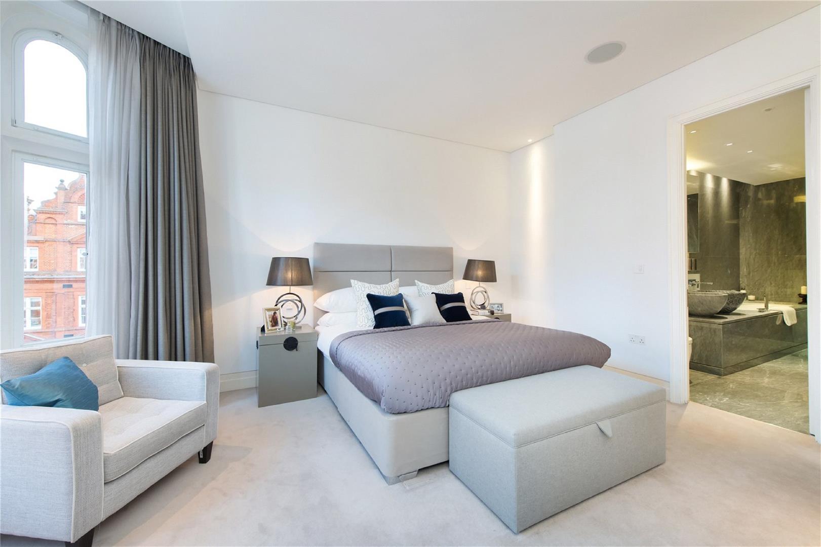 Flat Riding House Street in City of Westminster