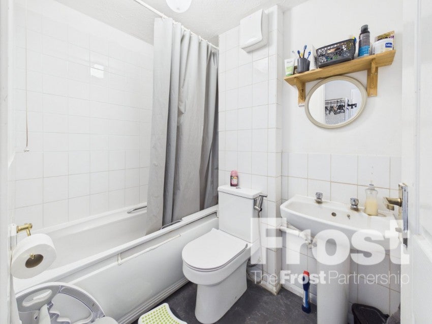 Flat Bridgewater Court in Slough