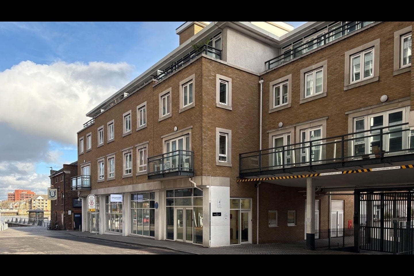 Flat Putney Bridge Road in Greater London