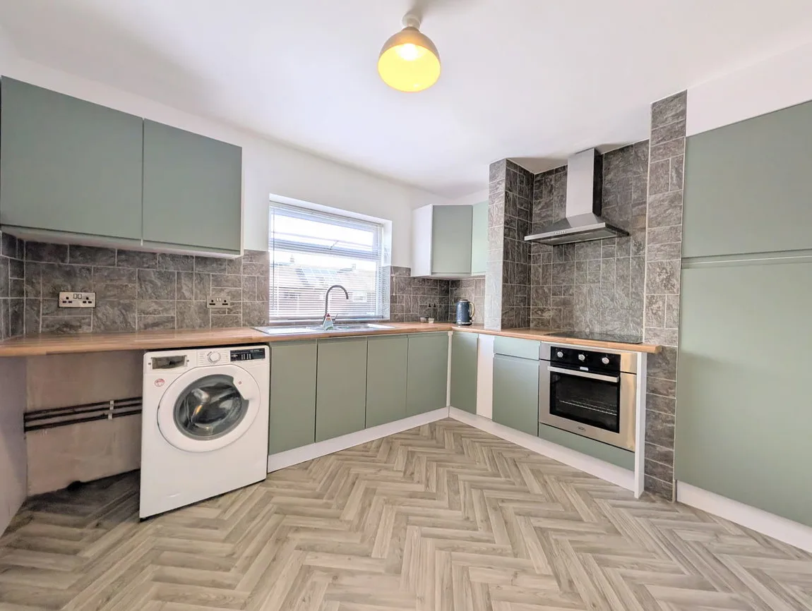 Flat Churchill Avenue in Southport
