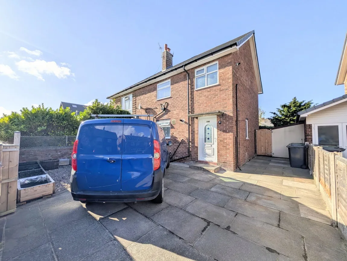 Flat Churchill Avenue in Southport