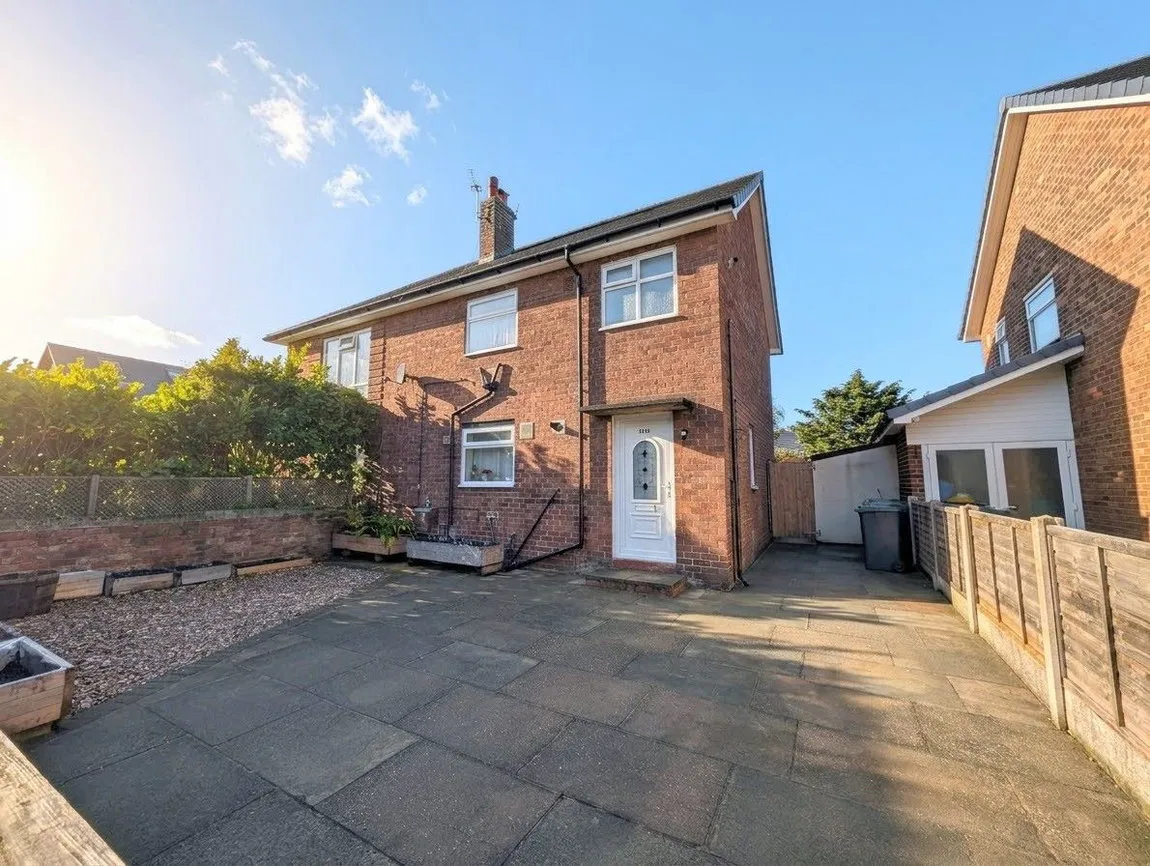 Flat Churchill Avenue in Southport