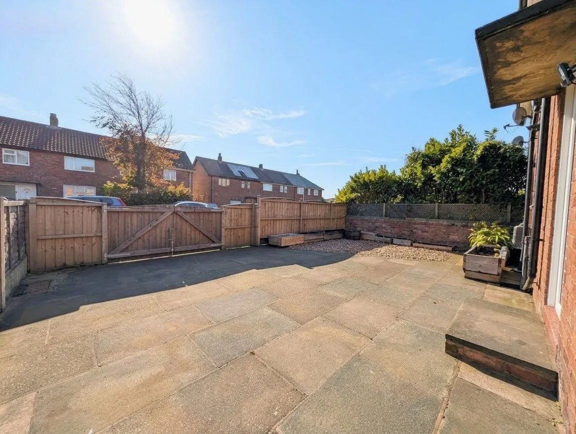 Flat Churchill Avenue in Southport