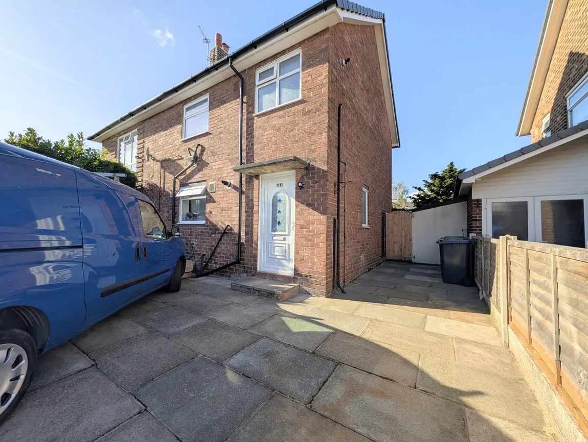 Flat Churchill Avenue in Southport