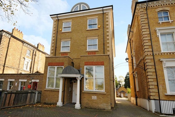 Flat Thurlow Park Road in London