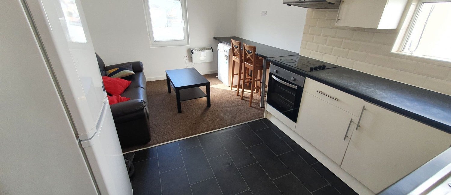 Flat Woodville Road in Cardiff