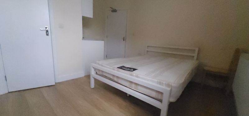 Room High Road in Greater London