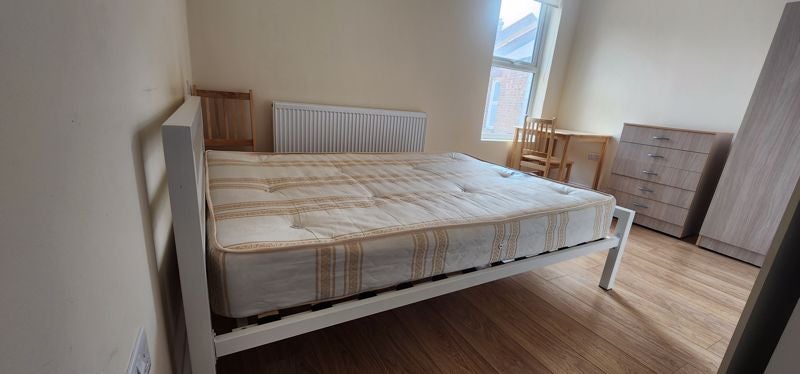 Room High Road in Greater London